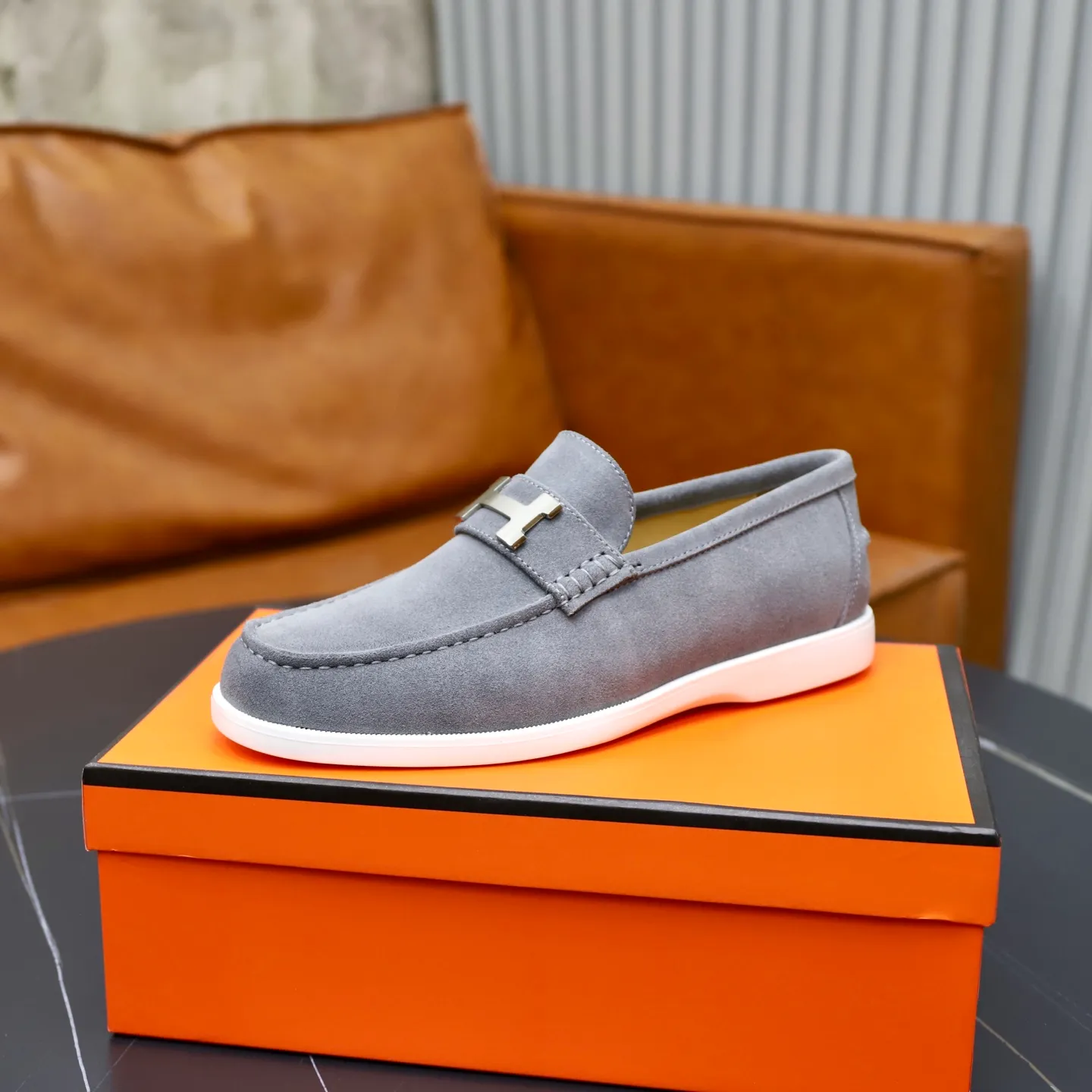 Ex-factory price: 540💰Hermès/Hermès slip-on men's shoes. This shoe is made of imported cow suede leather, with simple and smooth lines, and a 3CM rubber foam ultra-light sole combined with aerodynamic design! Youthful and fashionable, H button decoration, contrasting leather embellishment on the heel, calf lining to gently wrap your feet, with embossed logo cowhide feet, leather rock strips, casual and urban style, highlighting youthful vitality, sports and leisure version, super versatile Size number: 38-39-40-41-42-43-44 Standard leather shoe size (45 can be customized but does not support returns)